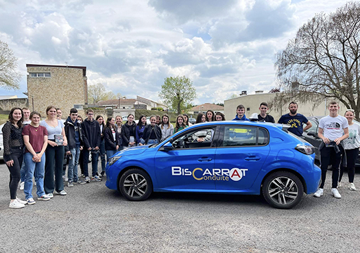 Voiture de l'auto école avec les élèves